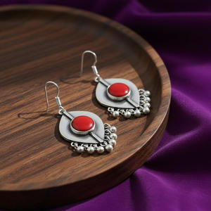 Boucles d'oreilles pendantes ethniques indiennes faites à la main en argent sterling 925 avec corail rouge de forme ronde pour femmes, pour mariage et fête - Product Image 1