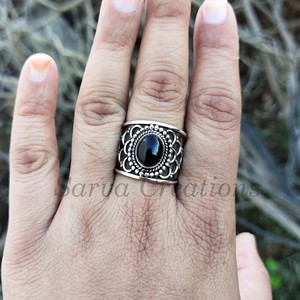 แหวนเงินแท้ 925 ประดับพลอยออนิกซ์สีดำทรงรีธรรมชาติ ดีไซน์วินเทจลายฉลุ วงกว้าง สำหรับผู้หญิง ขายส่งเครื่องประดับ - Product Image 4
