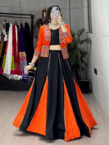 Conjunto de Lehenga Choli y Koti listo para usar, especial para Navratri, en rayón y algodón, con trabajo de espejo Kutchi, encaje Gota Patti y detalles Patta. - Product Image 3