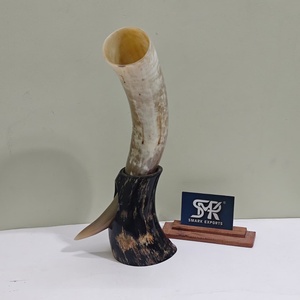 Cuerno rústico de búfalo para beber, hecho a mano, para cerveza artesanal, vino o hidromiel, con soporte decorativo de cuerno, ideal para regalo. - Product Image 4