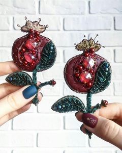 Broche de luxe faite à la main, brodée et perlée, bijoux de créateur tendance - Product Image 3