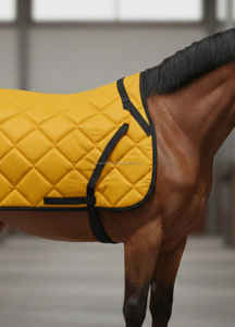 Manta de Silla de Montar Acolchada de Diamantes Duradera con Ajuste Contorneado, Transpirable, Ecológica y con Logotipo Personalizado para Equitación - Product Image 3