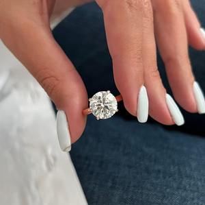 Bague solitaire en diamant de laboratoire rond brillant de 4 carats, D VVS2, deux tons, griffes blanches, bague de fiançailles, certifiée IGI - Product Image 3