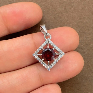 Pendentif carré en argent sterling rhodié avec grenat serti griffes, fait main, style minimaliste, tendance, vente en gros Rhaya Jewels - Product Image 3
