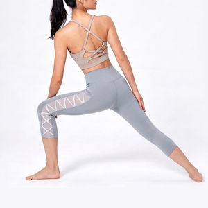 Leggings de Compresión Alta para Mujer con Logotipo Personalizado |   Pantalones de Yoga Capri con Malla Cruzada, Control de Abdomen y Cintura Alta para Gimnasio |   OEM ODM - Product Image 1