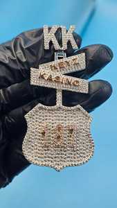 จี้เพชรโมอิสซาไนต์แบบกำหนดเอง ผ่านการทดสอบมาตรฐาน VVS จี้ตัวอักษรฮิปฮอป เงินแท้ 925 ประดับเพชรแบบ Iced Out จี้แบบกำหนดเองพร้อมห่วงสองสี - Product Image 3