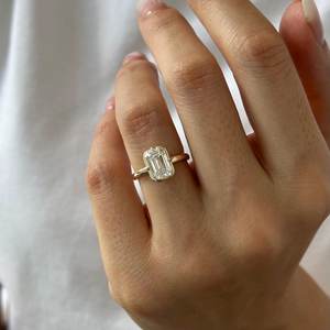 Bague de fiançailles en or jaune 14 carats avec diamant de laboratoire taille émeraude de 2 carats, pureté VVS2, sertie à griffes, certifiée IGI - Product Image 6