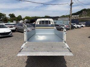 Camion de fret 2-2,5 tonnes, modèle 2019, pour Porter 2 (H100), 1 tonne, CRDi, Super Cabine, 4x2, conduite à gauche, pneus R16, transmission automatique, couleur foncée - Product Image 3