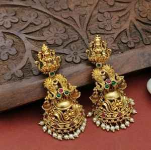 Boucles d'oreilles Jhumka plaquées or, bijoux traditionnels indiens de temple, avec déesses Lakshmi et gouttes de perles, pour tenue de mariée - Product Image 6