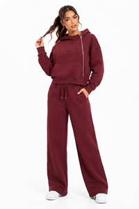 Ensemble de survêtement rose pour femme avec sweat à capuche asymétrique zippé, veste oversize et pantalon de survêtement à coupe ample avec logo embossé ton sur ton et impression DTG - Product Image 4
