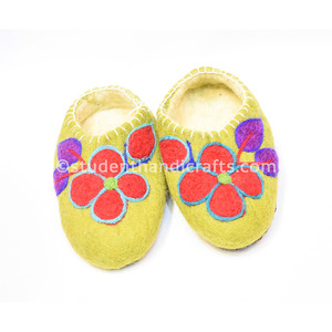 งานฝีมืออื่นๆ รองเท้าปักลายดอกไม้จากผ้าสักหลาด - Product Image 3
