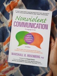 Comunicación No Violenta por Ph.D. Rosenberg, Marshall B. Libro en inglés con tapa blanda sobre habilidades de comunicación - Product Image 1