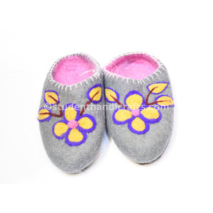 Chaussures en feutre à motif fleur de moutarde pour fournitures d'artisanat - Product Image 1
