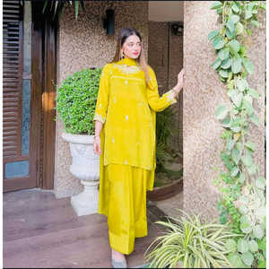 Conjunto de Diseño de Satén para Fiesta, Top, Pantalón y Dupatta - Product Image 1