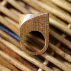 Anillo de Dedo de Resina y Madera Hecho a Mano en India por RR ENTERPRISES, Elegancia Diaria, Accesorio Perfecto para la Colección de Alfombras y Tapetes - Product Image 2
