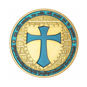 Moneda de Desafío de Lujo Tradicional de los Caballeros Templarios, Diseño de Cruz Ancha y Escudo, Esmalte Azul Claro, Bañada en Oro - Product Image 1
