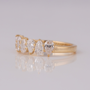 Bague de mariage demi-éternité en or massif 14 carats avec 2 diamants de laboratoire en forme de poire, bague d'anniversaire à diamants alternés - Product Image 3