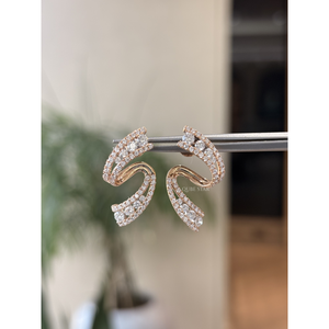 Pendientes de Oreja con Diamantes Cultivados en Laboratorio de Lujo, 1.60 Ct, Corte Redondo, Diseño Curvo con Triple Hilera de Pavé, Oro de 14K, Joyería Fina Personalizada para Mujer - Product Image 2