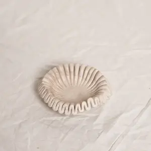 Plat de service artisanal en marbre moderne, fait main, pour fruits et en-cas secs, garantissant l'authenticité, la durabilité et une finition supérieure. - Product Image 2