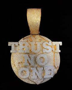 Colgante de Lujo para Hombre Iced Custom Trust No One con Moissanita, Plata de Ley 925 Bañada en Rodio, Estilo Hip Hop Circular, Diamante Dvars - Product Image 1