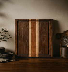 Planche à découper en bois rayée à long manche, disponible à prix de gros pour un service élégant des aliments et un rangement facile en cuisine. - Product Image 6