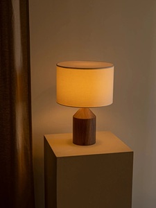 Elegante Lámpara Decorativa para el Hogar con Forma Arquitectónica, Acabado Liso y Brillo Ambiental Invitador para Entornos Modernos - Product Image 2