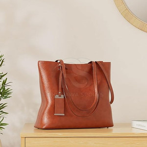Bolso de hombro moderno para mujer, accesorio de moda elegante diseñado para compras, eventos informales y actividades cotidianas - Product Image 3