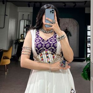 Lehenga Choli en Rayonne Pure Premium à Imprimé Héritage et Dentelle Effet Miroir, avec Blouse Cousue par un Designer, Prix de Gros par Royal Exports - Product Image 5