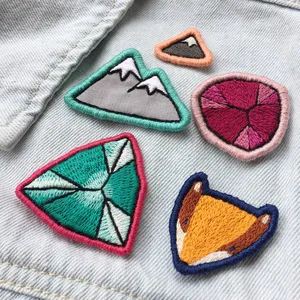 Personnalisez des badges thermocollants ou à coudre en gros avec logo brodé 3D pour jeans - Product Image 1