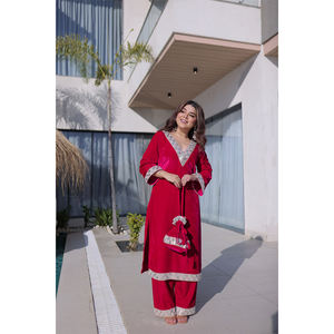 Nouvelle arrivée de vêtements pakistanais de créateurs, collection ethnique de costumes en velours avec broderies à bas prix - Product Image 1