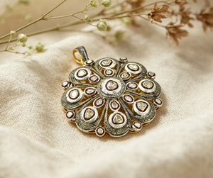 Art Palace Colgante de Flor Vintage, Chapado en Plata Antigua con Engaste de Zirconia, Amuleto Unisex - Product Image 1