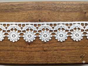 Ribete de Encaje Guipur Floral Blanco de Alta Calidad - Borde de Encaje Químico Bordado con Margaritas para Ropa Étnica y Decoración del Hogar - Product Image 1