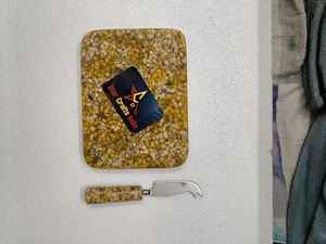 Planche à découper et à servir en bois naturel et résine, avec sous-verres en résine époxy, idéale pour charcuterie et fromages, cadeaux et artisanat – Prix usine - Product Image 5