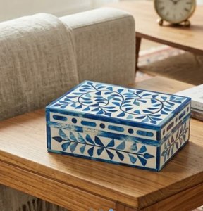 Boîte de rangement pour bijoux en résine style minimaliste, incrustation d'os, motif floral bleu et blanc, capacité 6-10L, personnalisable, collection Crafted Treasures - Product Image 3