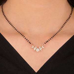 Collier Mangalsutra élégant en or avec fleurs et diamants, orné de perles noires – Bijou minimaliste pour mariage et usage quotidien - Product Image 1