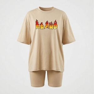 ชุดเซ็ต 2 ชิ้นสำหรับผู้หญิง เสื้อยืดแขนสั้นสีเบจพิมพ์ลายแบรนด์ Flame พร้อมกางเกงขาสั้นเหนือเข่า ทรงหลวมสบายๆ ใส่ได้ทั้งฤดูใบไม้ผลิและฤดูร้อน - Product Image 1