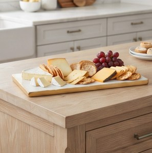 Planche à découper en marbre blanc avec bord doré, plateau de service rectangulaire pour la présentation de desserts - Product Image 2