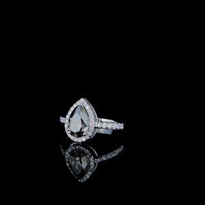 Bague de fiançailles de luxe en diamant taille poire avec halo et bande pavée, bijou élégant pour elle - Product Image 2