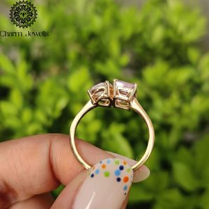 Bague de fiançailles Charm_Jewells pour femme en argent plaqué or rose avec moissanite taille coussin, sertie à griffes, style romantique, certifiée IGI - Product Image 3