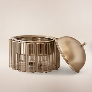 Plat à réchaud élégant finition or, présenté sur un support en fil métallique style cage avec couvercle en dôme, idéal pour les événements gastronomiques et les mariages. - Product Image 2