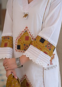 Traje de Mujer Blanco de Algodón Bordado con Dupatta Color Mostaza, Estilo Tradicional, Corte Regular, Largo hasta la Rodilla, Secado Rápido, Ropa Casual - Product Image 4