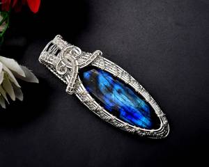 Colgante de Labradorita Forjada con Efecto Aurora Boreal de Zubeda Gems, Envuelto en Alambre, Chapado en Oro de 14K, Cristal de Energía Mística con Destello de Fuego, Elegante - Product Image 5