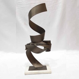 Sculpture de table en fer forgé Art Déco, faite à la main, écologique, personnalisable, décoration métallique pour la maison, statue décorative - Product Image 1