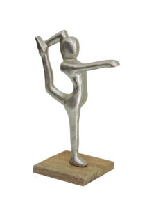 Statuette abstraite en aluminium argenté représentant une femme faisant du yoga, pose « Seigneuresse de la danse », sur socle en bois de mangue - Product Image 3