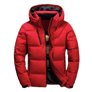 Chaqueta Acolchada Roja con Capucha para Hombre, Cierre de Cremallera, Relleno de Poliéster, Color Sólido, Impermeable, con Bloques de Color y Logotipo Frontal - Product Image 1
