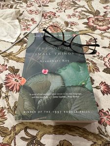 El Dios de las Pequeñas Cosas de Arundhati Roy, Libro de Ficción Familiar en Inglés para Adultos, Formato Paperback - Product Image 4