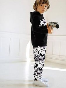 Ensemble de vêtements d'été pour enfants, t-shirt à imprimé graphique et short, tenue décontractée pour garçons et filles, streetwear deux pièces - Product Image 3
