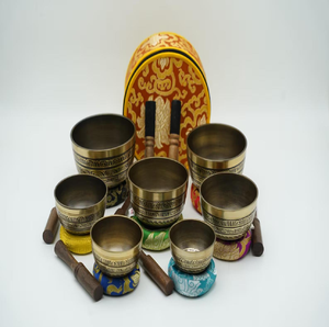 Juego de cuencos tibetanos de latón hechos a mano con mazas de madera y cojines de seda, disponible a precios de mayorista. - Product Image 4