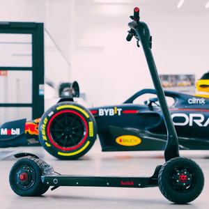 Trottinette électrique <span class=keywords><strong>Red</strong></span> <span class=keywords><strong>Bull</strong></span> E-Scooter Formula 1 Carbon Edition, toute neuve - Product Image 1