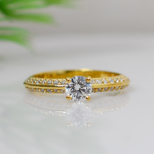 Conjunto de Anillos Redondos con Detalles de Moissanita, Plata de Ley 925, Conjunto de Anillos de Compromiso y Boda para Mujer - Product Image 2